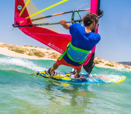 Podstawowe akcesoria każdego amatora windsurfingu